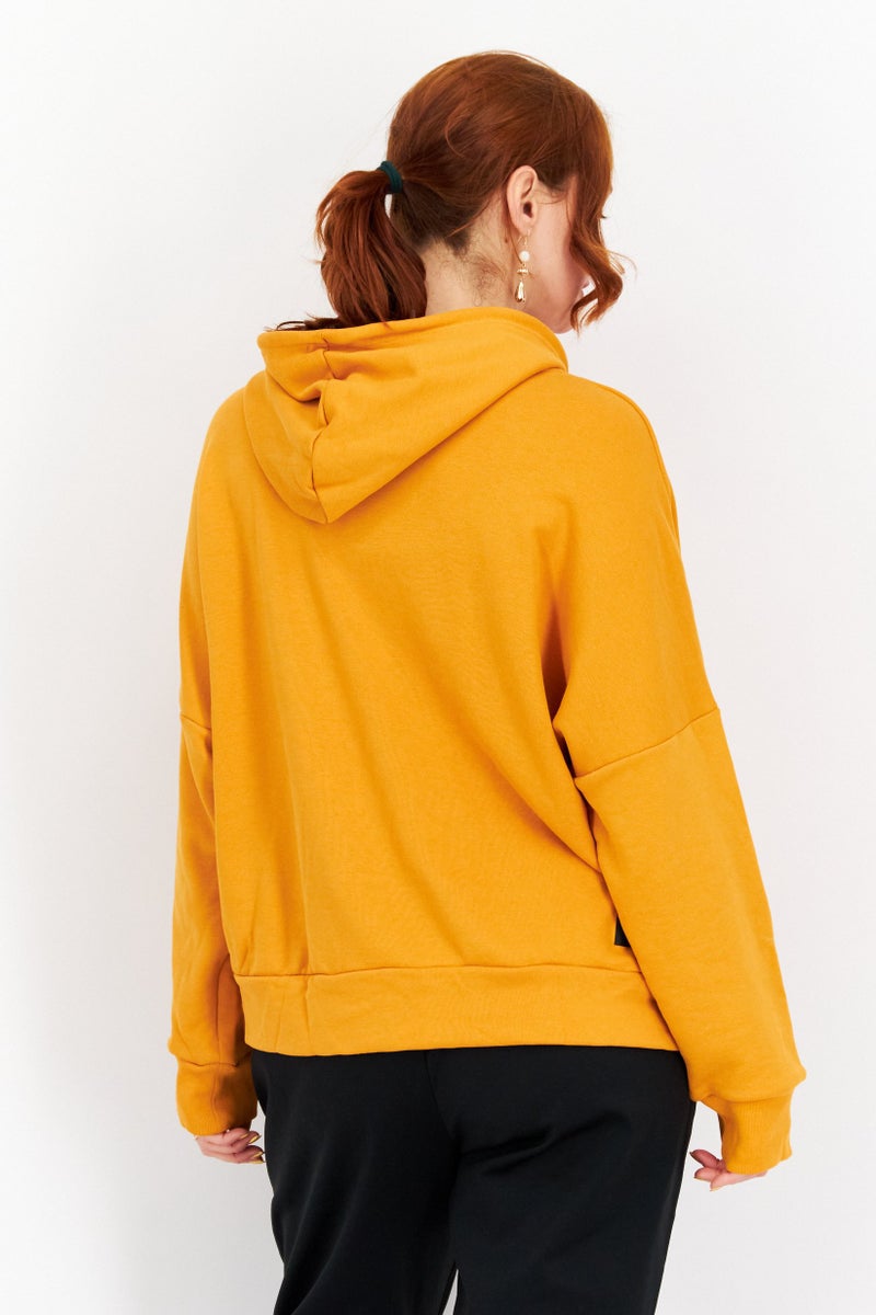 Adidas سويت شيرت رياضي نسائي بملاءمة مثالية بشعار العلامة التجارية، برتقالي - Image 4